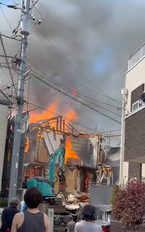 【火事情報】東京都世田谷区宮坂3丁目 #小田急小田原線 経堂駅北側付近 住宅街解体工事現場から炎と煙あがる火災5月19日 #世田谷 #経堂 #火災