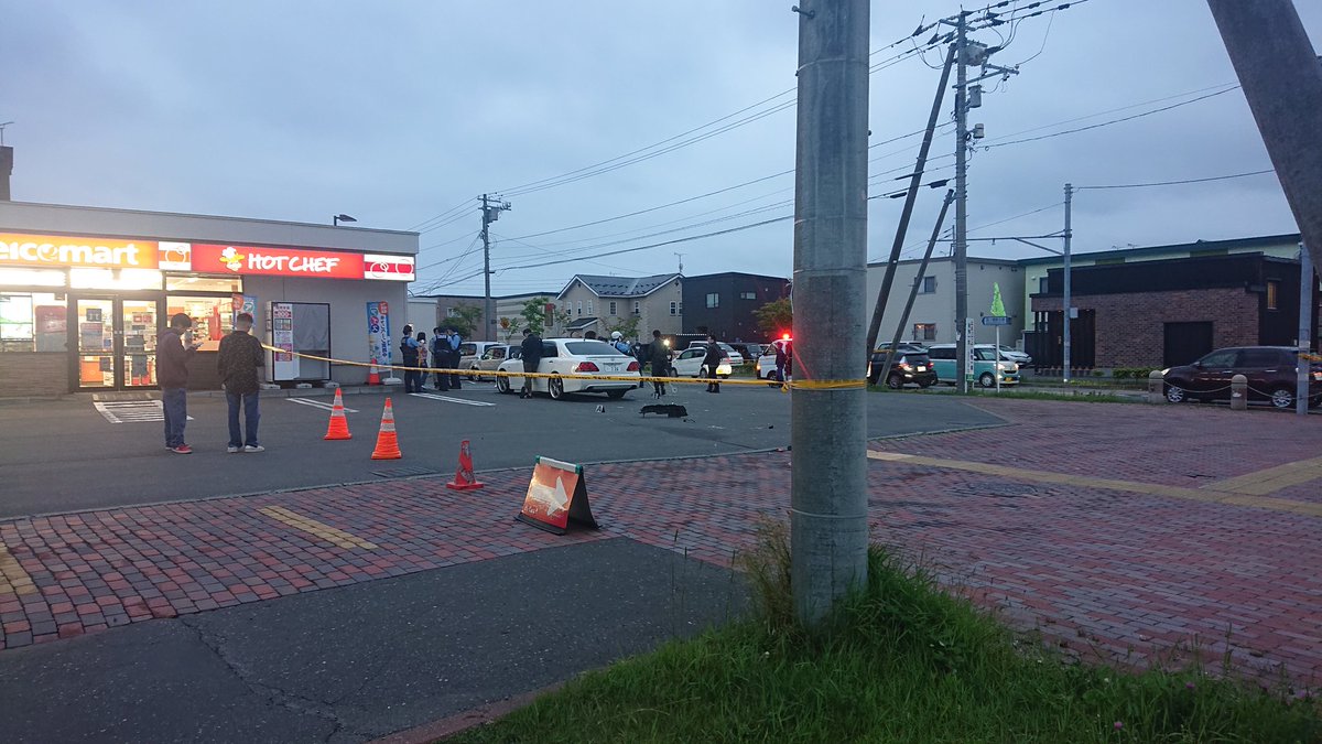 現場の様子 北海道苫小牧市拓勇西町 セイコーマート拓勇西町店の駐車場周辺で暴走車 車複数台巻き込まれ部品が散乱 怪我人も6月18日 北海道 苫小牧市 事件事故 災害速報ニュース 現場の様子 北海道苫小牧市拓勇西町 セイコーマート拓勇西町店の駐車場周辺で暴走車 車複数台巻き込まれ部品が散乱 怪我人も6月18日 北海道 苫小牧市 事件事故 災害速報ニュース