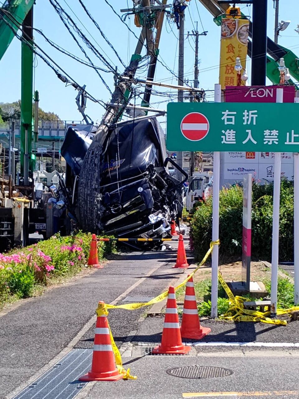 現地の様子 交通情報 長崎県佐世保市大塔町１８ 大塔イオン付近 Mkレストラン前 大型トラックが電柱突っ込む事故 周辺道路渋滞 4月6日 長崎 佐世保市 事件事故 災害速報ニュース