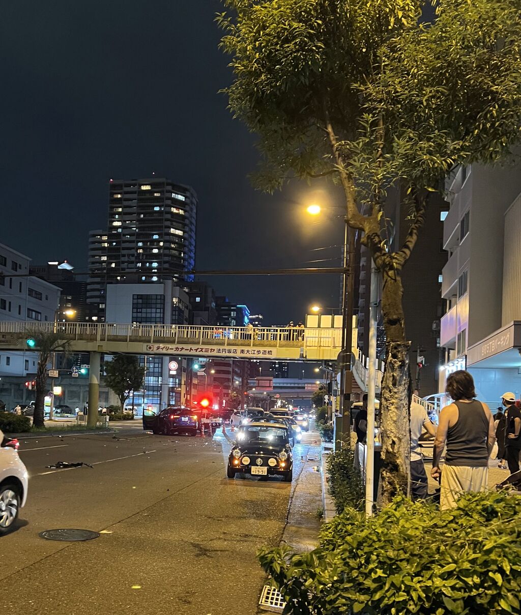 現場の様子 交通情報 谷町筋 南行 大阪市中央区谷町5丁目交差点付近 破片散乱する自動車大破事故で渋滞7 14 渋滞 大阪 事件事故 災害速報ニュース