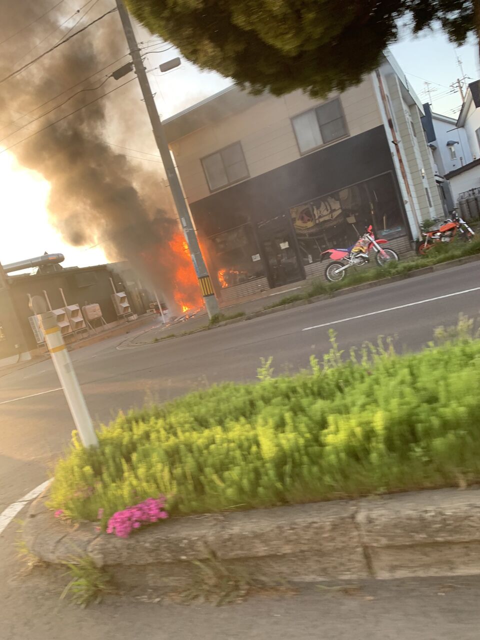 火事情報まとめ 青森県弘前市外崎４丁目 県道109号線沿い バイク店付近から激しい炎あがる火災5月12日 青森 弘前市 事件事故 災害速報ニュース