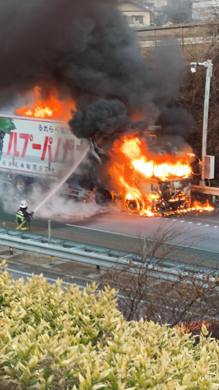 火事情報まとめ 交通情報 北陸道 上り 砺波ic 小矢部ic付近 火の手あがる車両火災事故で通行止め渋滞8 4 富山 事件事故 災害速報ニュース