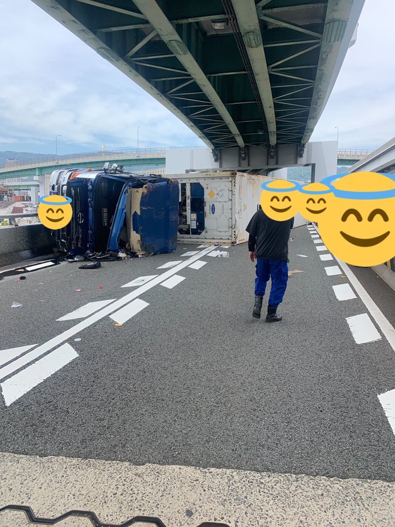 六甲アイランド方面 ハーバーハイウェイでトレーラー横転 阪高湾岸線への通行不可 神戸線で約11キロ渋滞 ねことダンボール 六甲アイランド方面 ハーバーハイウェイでトレーラー横転 阪高湾岸線への通行不可 神戸線で約11キロ渋滞 ねことダンボール