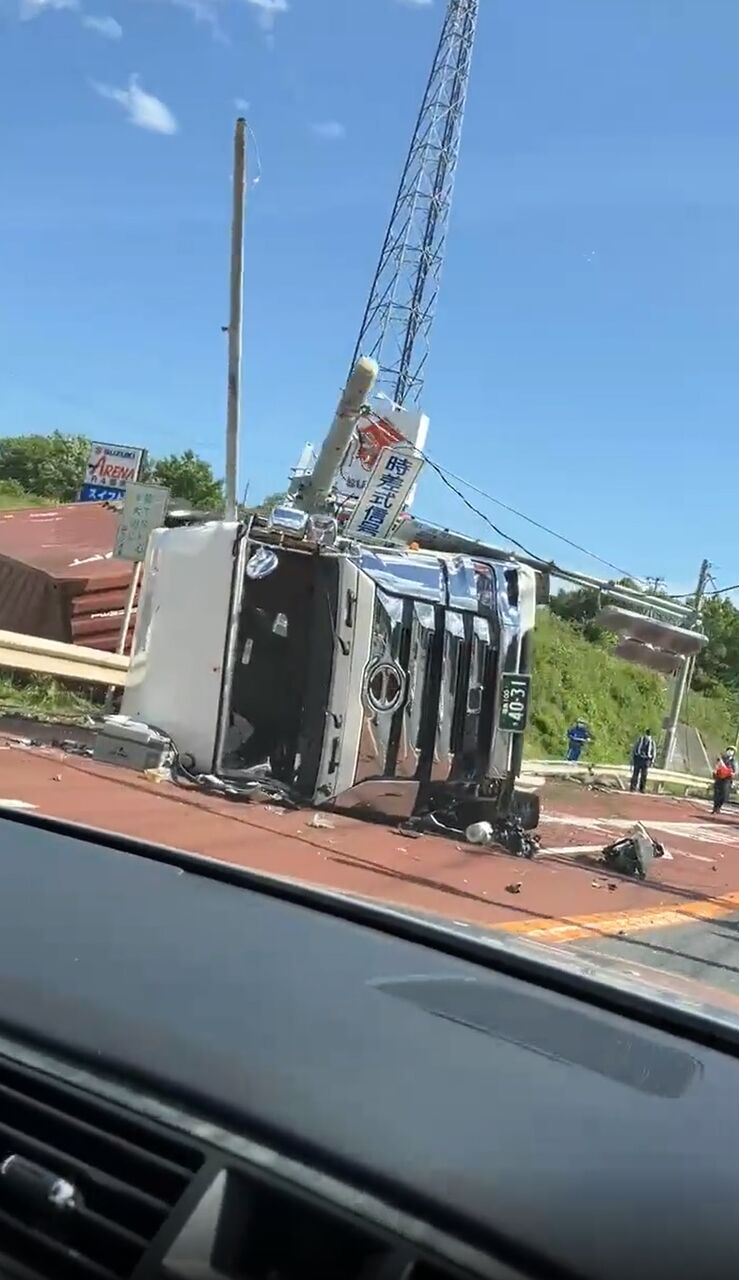 事件事故・災害速報ニュース
【現場の様子】#交通情報 #国道4号線 栃木県那須郡那須町 将監トンネル付近 信号機巻き込むトレーラー横転事故で片側通行規制渋滞5/28 #渋滞 #栃木 #那須