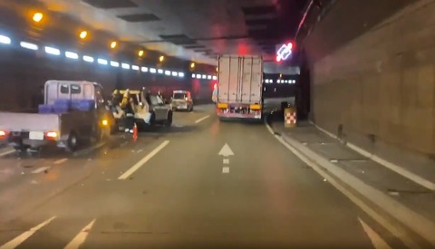 B 渋滞情報 国道246号 神奈川県座間市で横転事故 大和市鶴間トンネル内追突大破事故で渋滞12月19日 神奈川県 事件事故 災害速報ニュース B 渋滞情報 国道246号 神奈川県座間市で横転事故 大和市鶴間トンネル内追突大破事故で渋滞12月19日 神奈川県 事件事故 災害速報ニュース