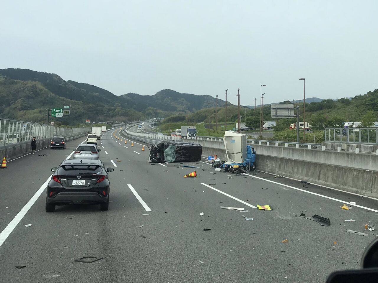 現場の様子 交通情報 新東名 下り 藤枝岡部ic付近 大破し破片散乱する横転転覆事故で渋滞5月12日 静岡 事件事故 災害速報ニュース 現場の様子 交通情報 新東名 下り 藤枝岡部ic付近 大破し破片散乱する横転転覆事故で渋滞5月12日 静岡 事件事故 災害速報ニュース