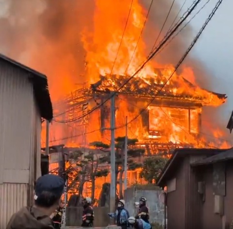 【火事情報】秋田県秋田市外旭川前谷地 付近 建物から炎と黒煙あがる火災4月10日 #秋田 #秋田市 #火災