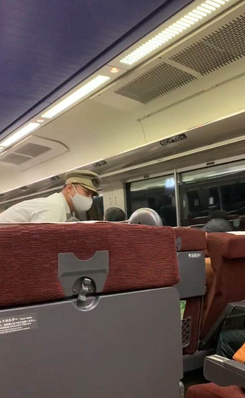 乗客の目撃証言 ノーマスクマラソンおじさんが人を殴って流血警察沙汰 函館本線 岩見沢駅で車内トラブル警察対応により遅延7 16 ライラック 電車で暴れる人 札幌 旭川 事件事故 災害速報ニュース
