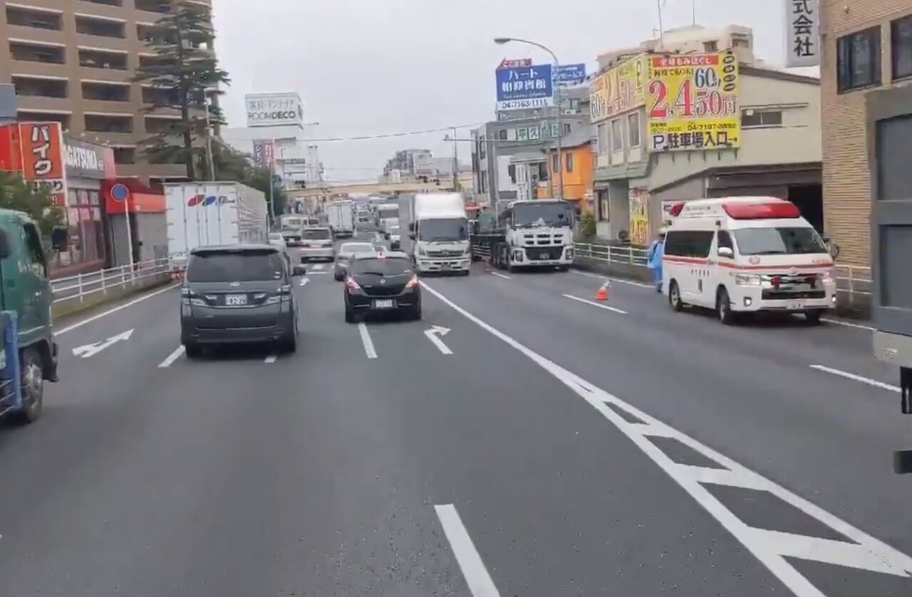 現場の様子 交通情報 国道16号 千葉県柏市呼塚付近大型トラック2台と乗用車2台の事故で渋滞6月14日 千葉 事件事故 災害速報ニュース