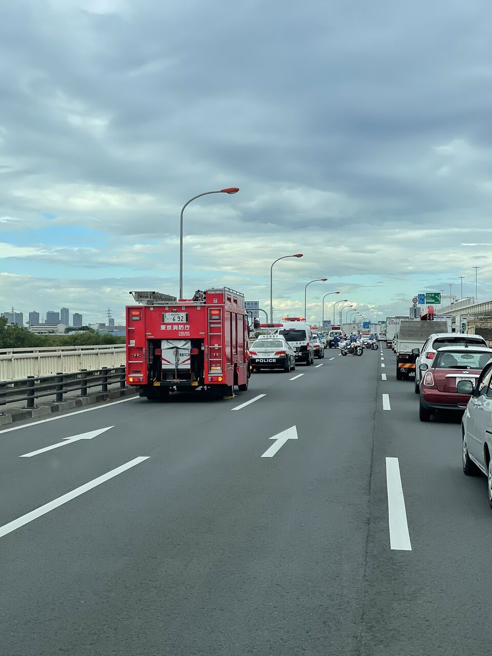 現場の様子 交通情報 バイクだけ厳重にシートかけてる 国道17号 新大宮バイパス 板橋区笹目橋 埼玉県戸田市付近 白バイと乗用車の事故で車線規制 渋滞7 6 渋滞 バイク 白バイ 事件事故 災害速報ニュース