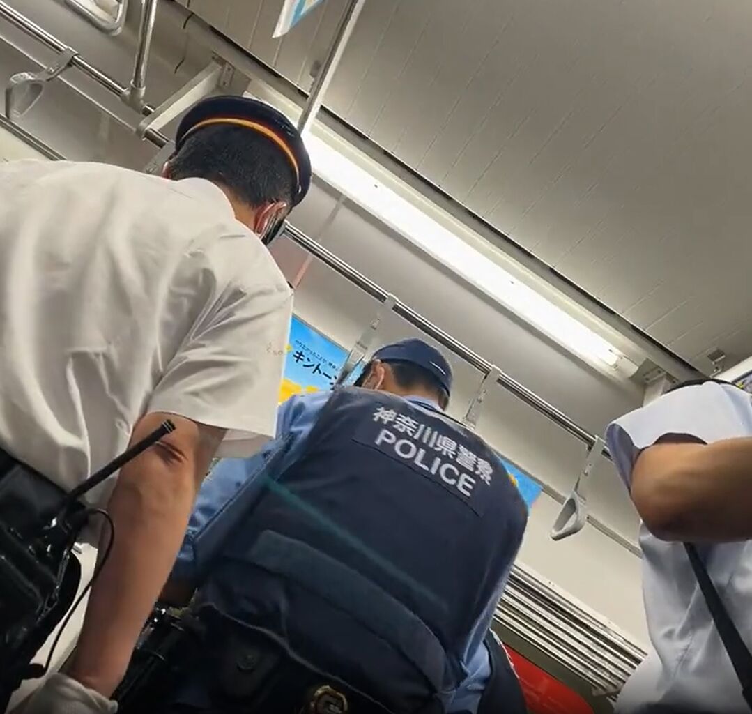 目撃証言 警察と駅員が出動するトラブル 当該者の大声騒ぎおばさん電車から降りない 相鉄本線 横浜駅付近 車内トラブル 相鉄いずみ野線 など遅延8 18 相鉄 横浜 高島屋 事件事故 災害速報ニュース