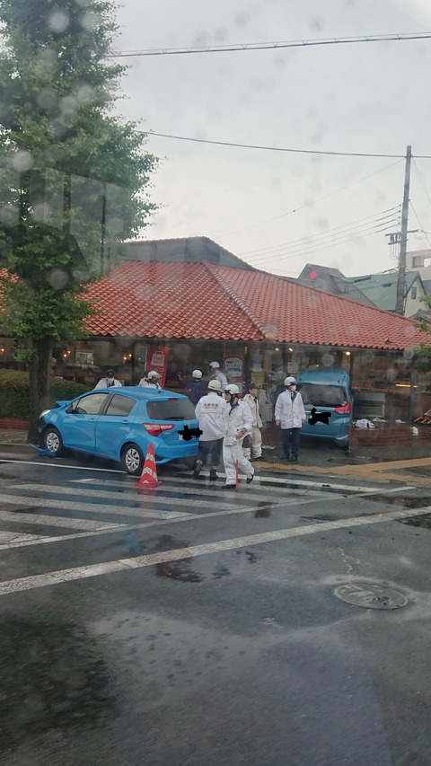 現場の様子 交通情報 兵庫県西宮市甲子園三保町 神戸屋レストラン 甲子園店に軽自動車突っ込む事故 周辺道路渋滞5月21日 兵庫 西宮市 事件事故 災害速報ニュース 現場の様子 交通情報 兵庫県西宮市甲子園三保町 神戸屋レストラン 甲子園店に軽自動車突っ込む事故 周辺道路渋滞5月21日 兵庫 西宮市 事件事故 災害速報ニュース