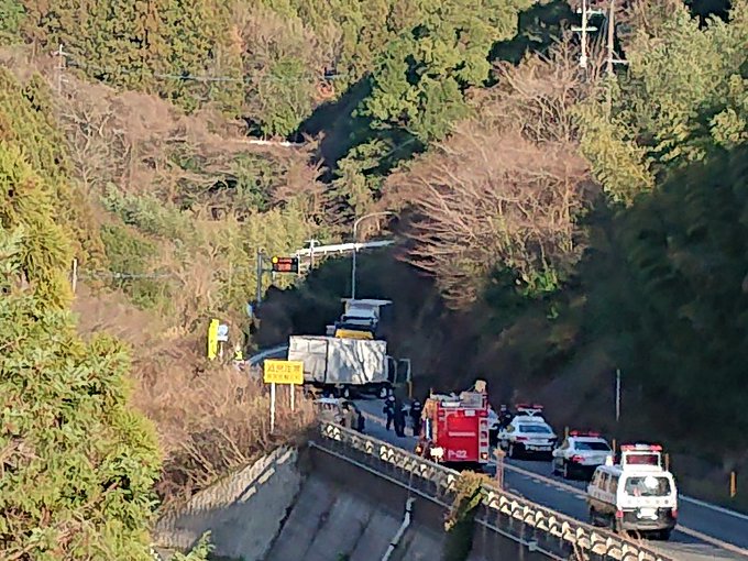 現場の様子 交通情報 国道0号 冷水峠 冷水トンネル出口 筑紫野側 付近大型トラック車線塞ぐ事故で渋滞12 31 福岡 飯塚市 筑紫野市 大晦日 事件事故 災害速報ニュース