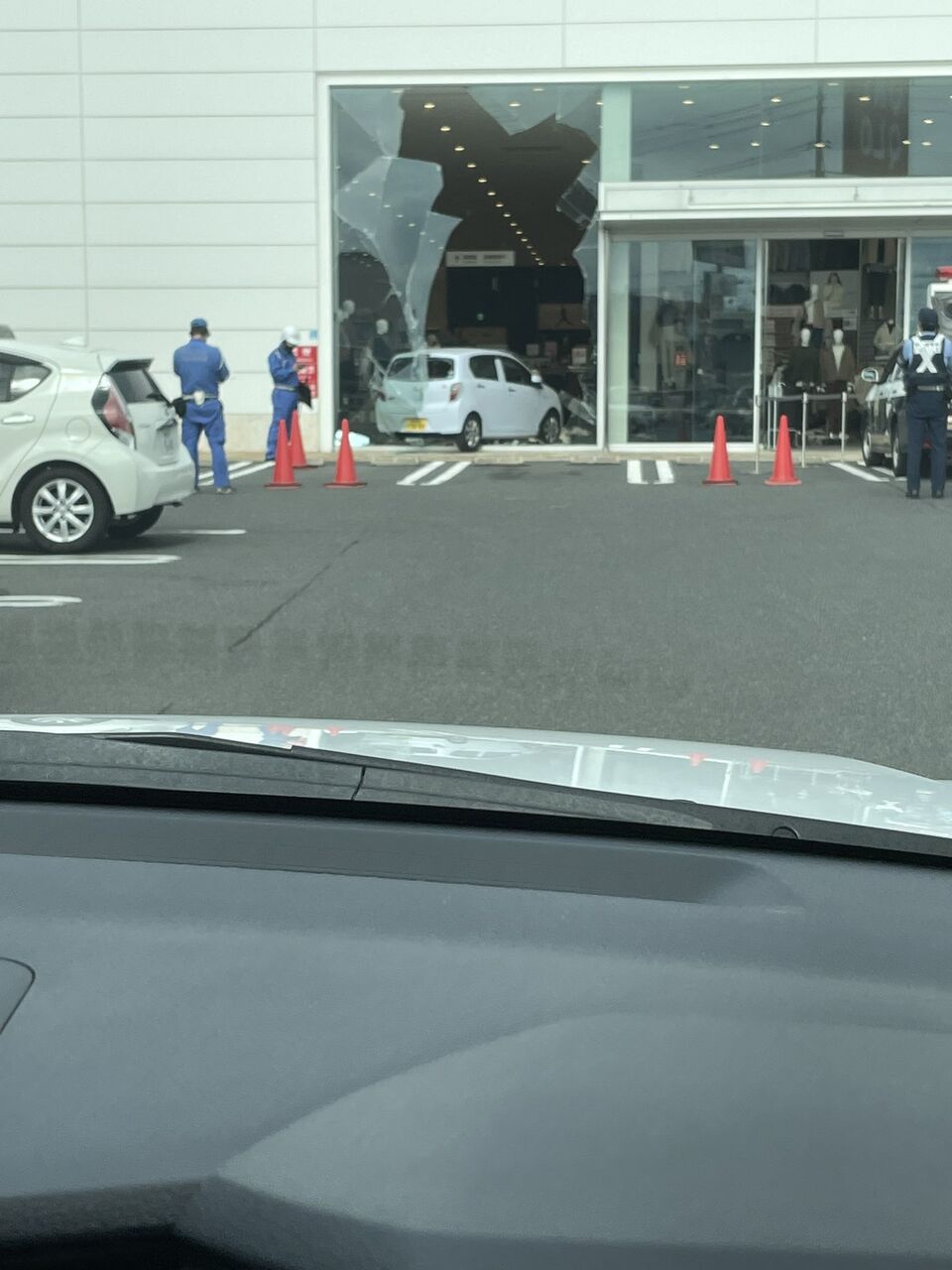 現場の様子 交通情報 岡山県倉敷市平田 ユニクロ倉敷平田店内に自動車突っ込む事故10 31 岡山 倉敷 事件事故 災害速報ニュース