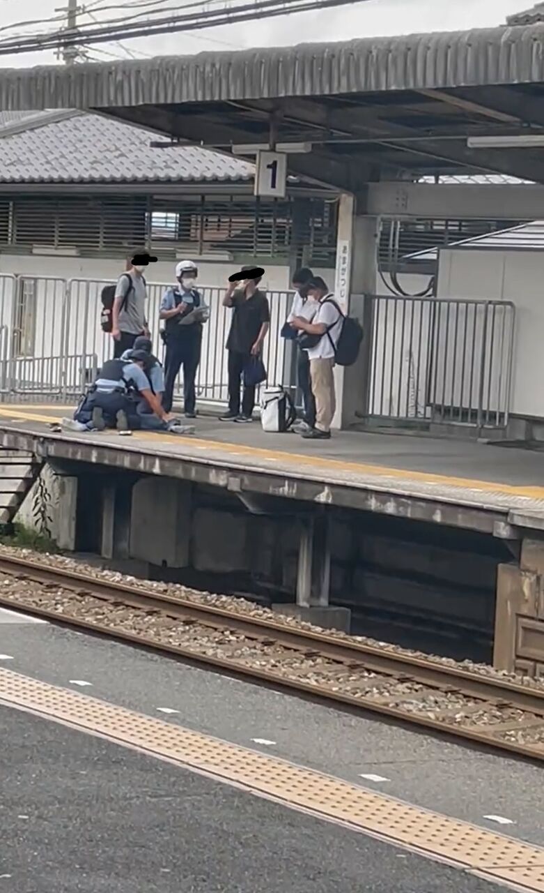 目撃証言 荒っぽい老人が西大寺で乗り込んできていきなり乗務員室を蹴り車内徘徊 乗客一時避難する騒ぎ 近鉄橿原線 尼ヶ辻駅付近で車内トラブル警察沙汰により遅延7 10 奈良 事件事故 災害速報ニュース
