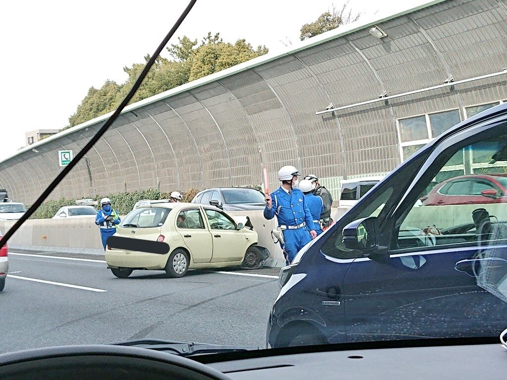 【現場の様子】交通情報 京葉道路 上り 花輪I.C付近 中央分離帯に衝突事故で渋滞1/15 渋滞 千葉 事件事故・災害速報ニュース 【現場の様子】交通情報 京葉道路 上り 花輪I.C付近 中央分離帯に衝突事故で渋滞1/15 渋滞 千葉 事件事故・災害速報ニュース