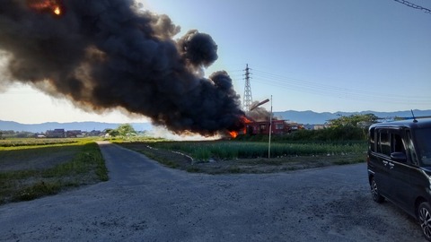 【火事情報】滋賀県守山市服部町 野洲川付近 建物から黒煙あがる火災5月10日 #滋賀 #守山 #火災