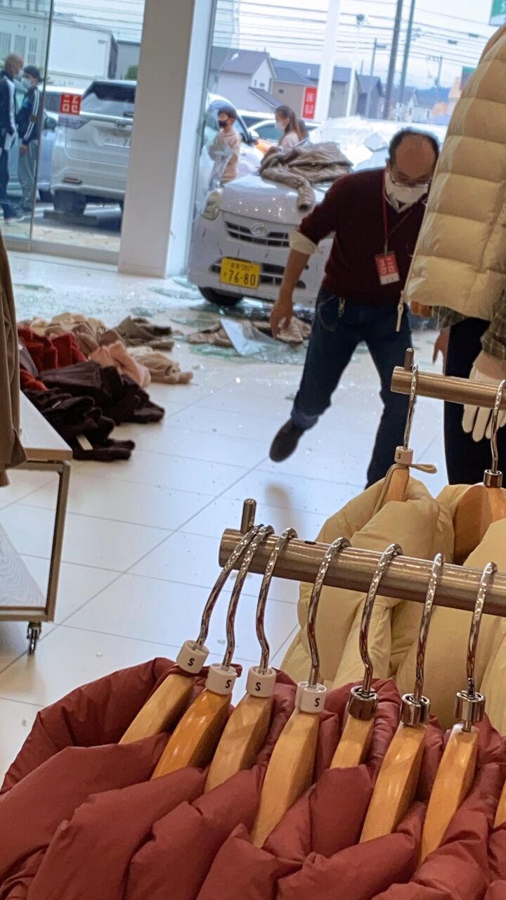 現場の様子 交通情報 岡山県倉敷市平田 ユニクロ倉敷平田店内に自動車突っ込む事故10 31 岡山 倉敷 事件事故 災害速報ニュース