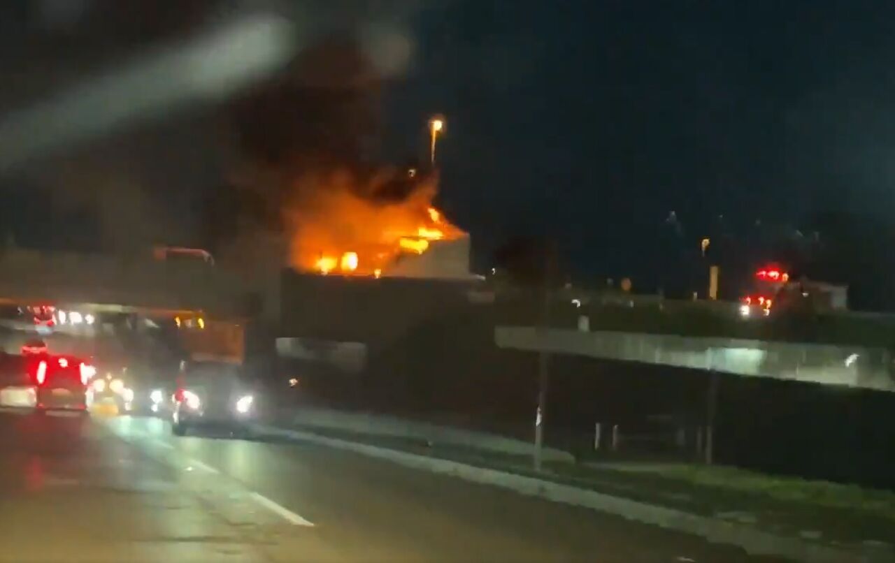 火事情報まとめ 交通情報 北陸道 上り 砺波ic 小矢部ic付近 火の手あがる車両火災事故で通行止め渋滞8 4 富山 事件事故 災害速報ニュース