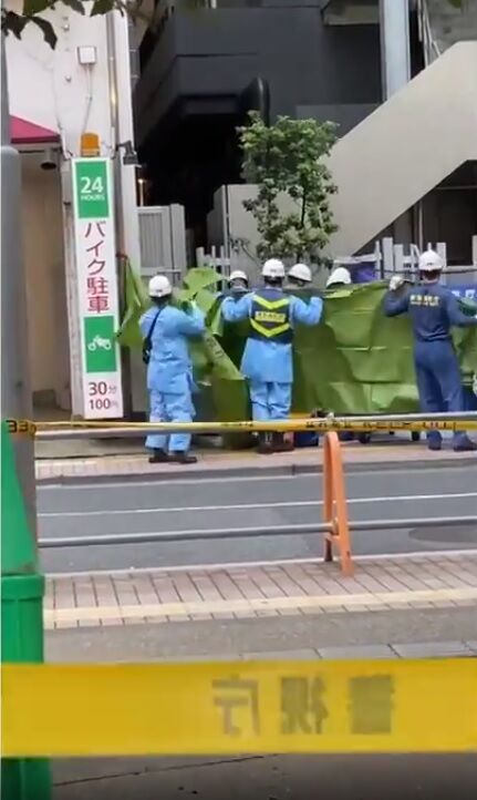 現場の様子 歌舞伎町 東京都新宿区歌舞伎町2丁目 歌舞伎町交番付近を警察が一時封鎖 転落事故や飛び降りの可能性5月18日 新宿 事件事故 災害速報ニュース 現場の様子 歌舞伎町 東京都新宿区歌舞伎町2丁目 歌舞伎町交番付近を警察が一時封鎖 転落事故や飛び降りの可能性5月18日 新宿 事件事故 災害速報ニュース
