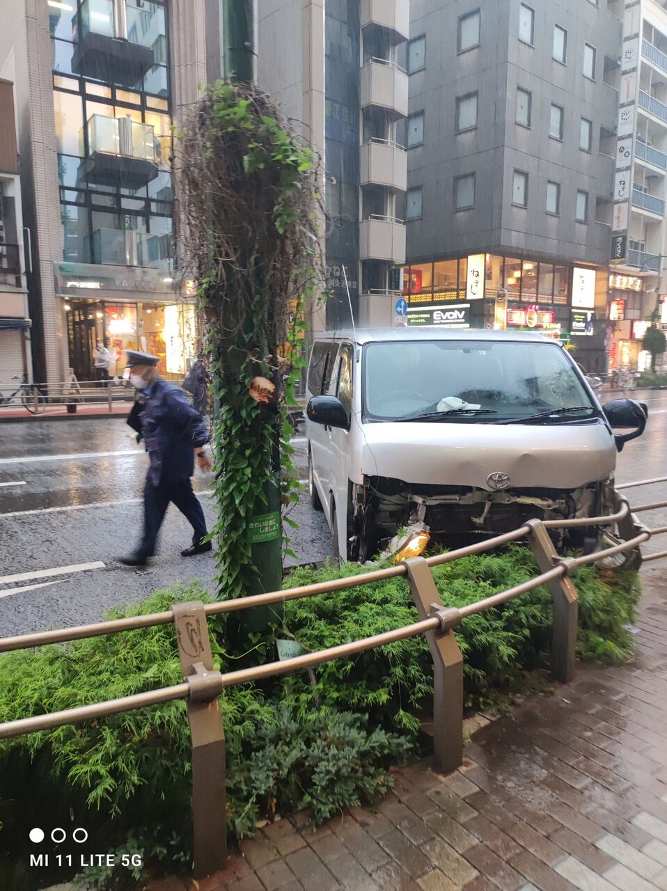 現場の様子 交通情報 ソニー通り 品川区西五反田1丁目 山手線五反田駅付近 ハイエースと乗用車が大破する衝突事故で一時通行止め渋滞9 18 渋滞 五反田 品川区 事件事故 災害速報ニュース 現場の様子 交通情報 ソニー通り 品川区西五反田1丁目 山手線五反田駅付近 ハイエースと乗用車が大破する衝突事故で一時通行止め渋滞9 18 渋滞 五反田 品川区 事件事故 災害速報ニュース