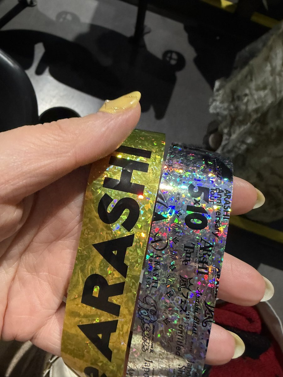 嵐⭐︎We are ARASHI 3/13札幌初日　銀テ&紙吹雪 嵐 We are ARASHI 銀テープ 2本 全6色メタル紙吹雪 - メルカリ