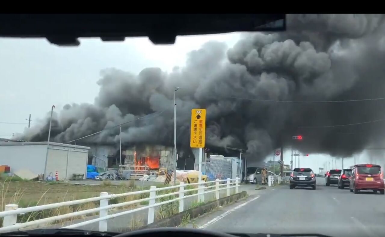 火事情報まとめ 愛知県一宮市千秋町 ローソン 一宮千秋町浅野羽根店付近建物から激しい黒煙あがる火災6月23日 愛知 一宮市 事件事故 災害速報ニュース 火事情報まとめ 愛知県一宮市千秋町 ローソン 一宮千秋町浅野羽根店付近建物から激しい黒煙あがる火災6月23日 愛知 一宮市 事件事故 災害速報ニュース