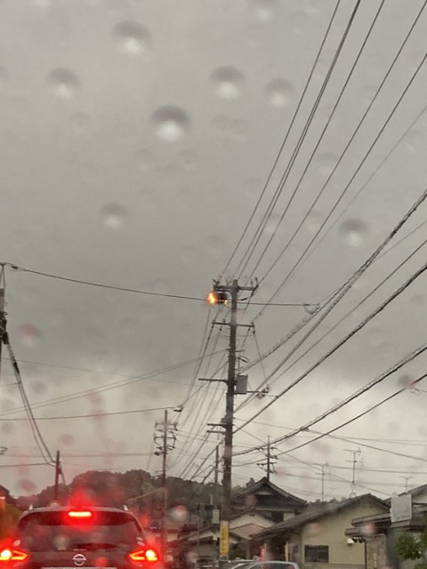 【現場の様子】#停電 雷雨の影響か鳥取県米子市で大規模な停電 伯備線 米子駅前の信号停電運転注意 一部電柱から火花あがる火災も落雷か8/31 #雷 #鳥取 #米子