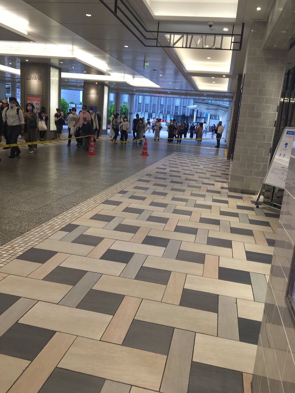 現場の様子 注意喚起 東京都立川市曙町 中央線 立川駅北口付近ホテルで男女刺され重体 刺した犯人逃走中 ルミネも規制6 1 立川 事件事故 災害速報ニュース