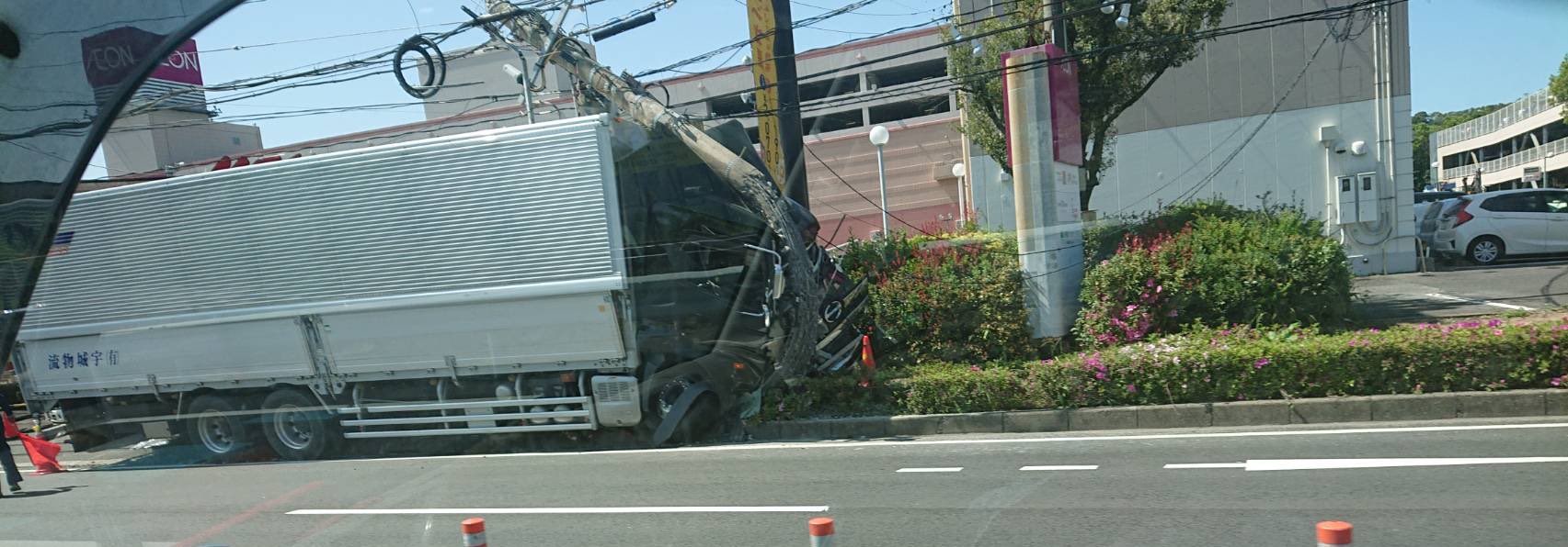 現地の様子 交通情報 長崎県佐世保市大塔町１８ 大塔イオン付近 Mkレストラン前 大型トラックが電柱突っ込む事故 周辺道路渋滞 4月6日 長崎 佐世保市 事件事故 災害速報ニュース