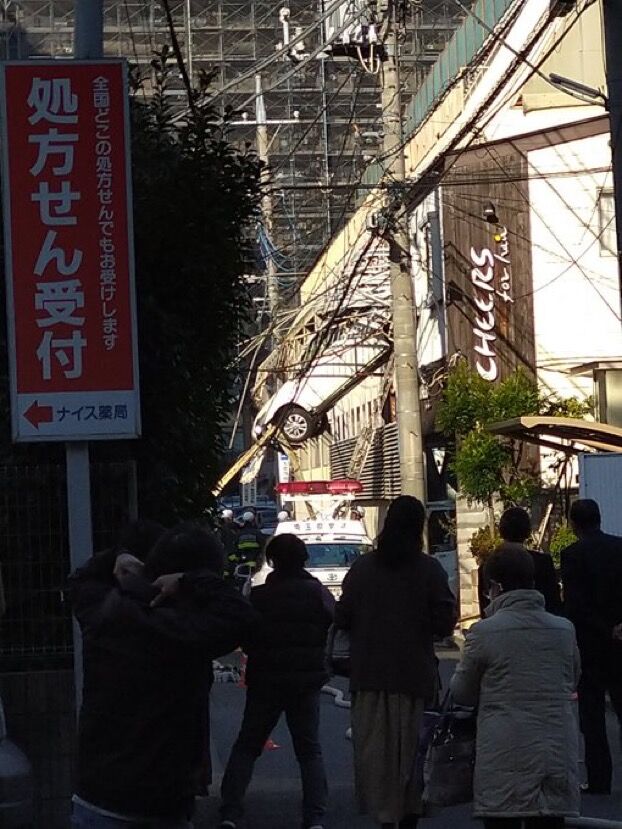 事故直後の目撃証言まとめ 埼玉県川越市 丸広百貨店川越店付近立体駐車場から自動車が飛び出て宙吊り事故12 10 川越 事件事故 災害速報ニュース
