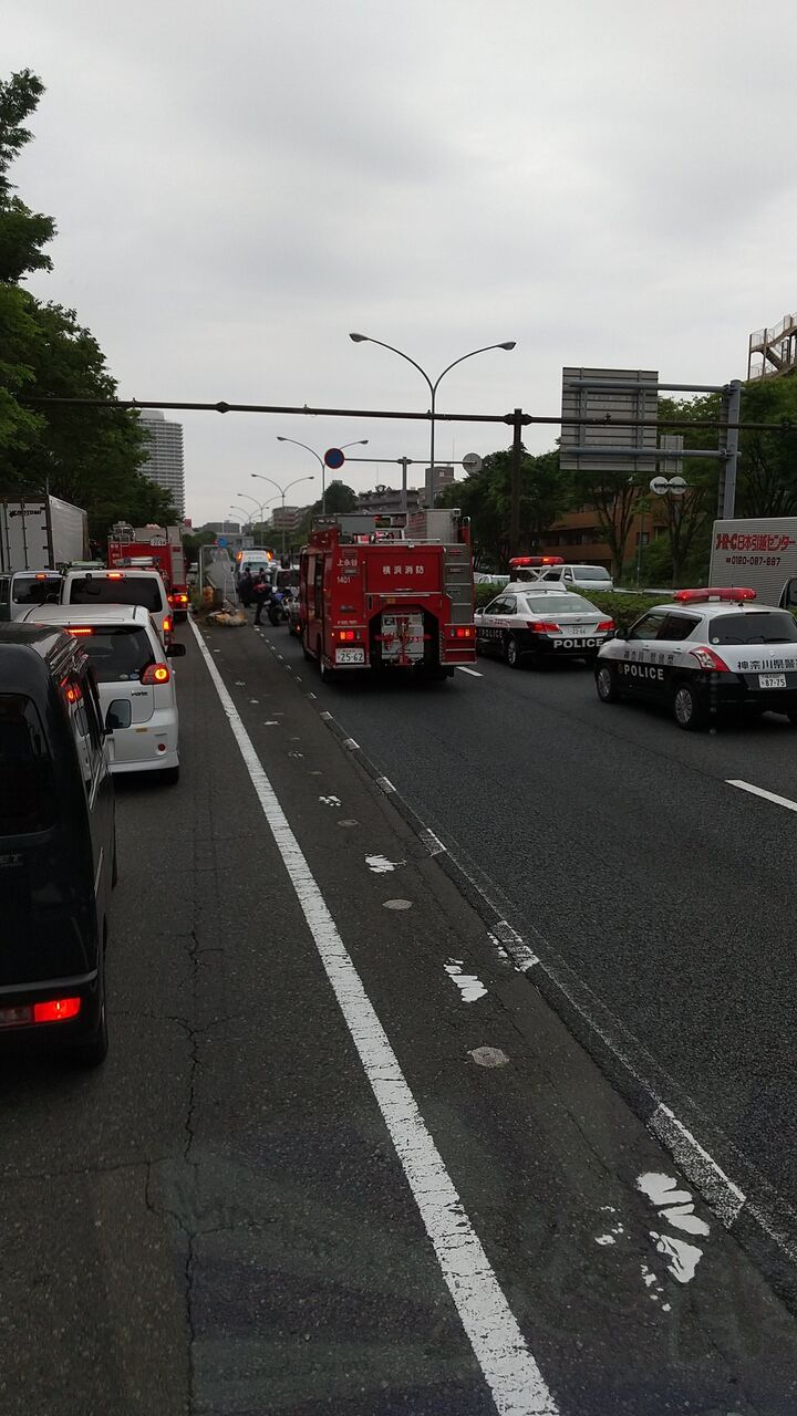 現場の様子 交通情報 環状2号線 神奈川県横浜市港南区下永谷６丁目付近 東戸塚手前 救急車出動する軽自動車の横転事故で通行止め渋滞5月24日 横浜 事件事故 災害速報ニュース