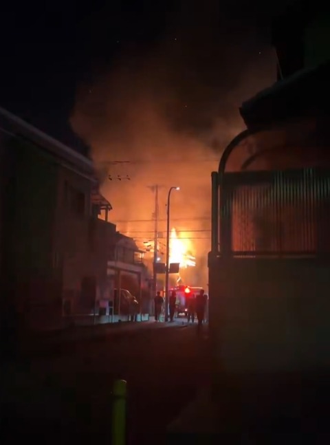 【火事情報】大阪府堺市堺区七道東町付近 住宅建物から炎あがる火災4月17日 #大阪 #堺市 #火災