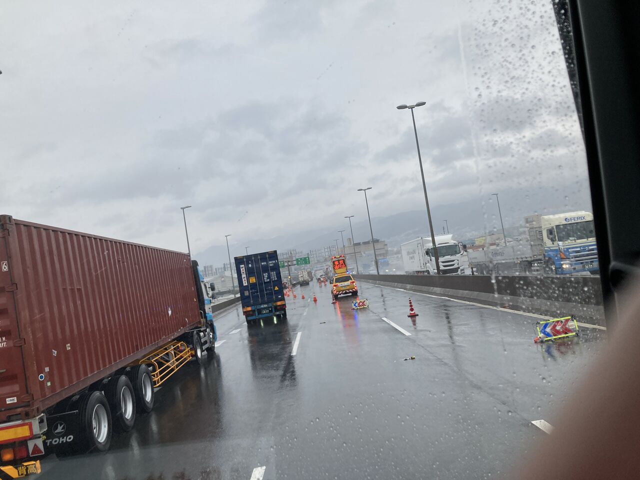【現場の様子】交通情報 阪神高速 5号湾岸線 下り 西宮浜→深江浜付近 レスキュー出動するトラック横転事故で通行止め渋滞3/18 神戸 事件事故・災害速報ニュース