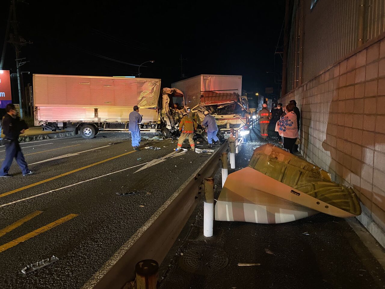 渋滞情報 国道17号 埼玉県鴻巣市神明1丁目 神明交差点 鴻巣神明郵便局付近 トラック同士の大破事故で通行止め渋滞11月13日 埼玉 鴻巣市 事件事故 災害速報ニュース
