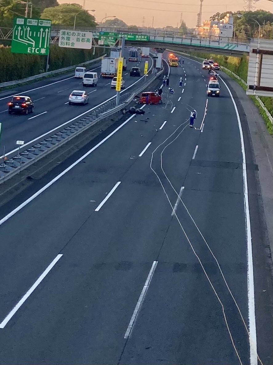 現場の様子 交通情報 東北道 浦和料金所付近 バイク大破する多重事故で通行止め渋滞4月21日 埼玉 事件事故 災害速報ニュース 現場の様子 交通情報 東北道 浦和料金所付近 バイク大破する多重事故で通行止め渋滞4月21日 埼玉 事件事故 災害速報ニュース