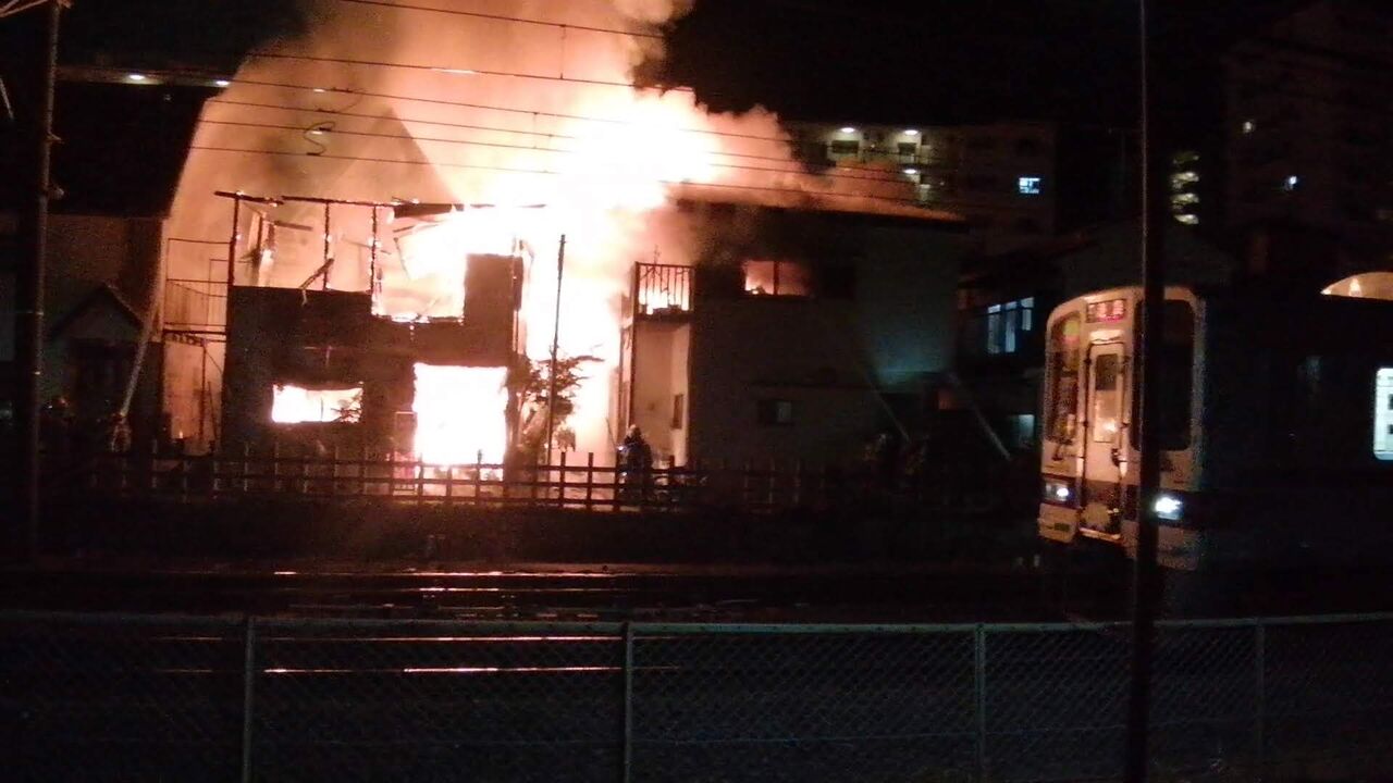 火事情報まとめ 埼玉県富士見市鶴瀬 東武東上線 鶴瀬駅西口付近 線路沿いの住宅街から激しい炎あがる沿線火災1月15日 埼玉 鶴瀬 事件事故 災害速報ニュース