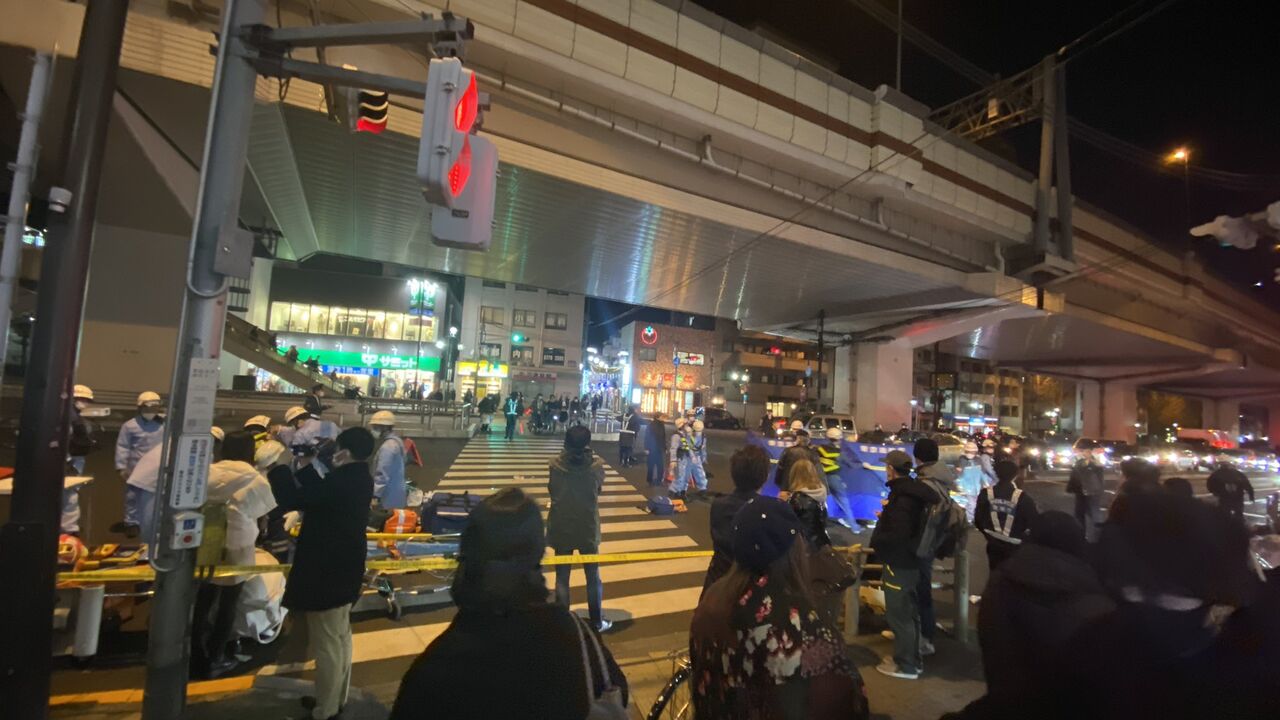 事故直後の目撃証言 東京都渋谷区笹塚 京王線笹塚駅付近 甲州街道 73歳運転するタクシーが横断歩道を渡る歩行者数人をはねる事故 ボンネットに人乗せたまま走ってた 1月4日 笹塚 事件事故 災害速報ニュース 事故直後の目撃証言 東京都渋谷区笹塚 京王線笹塚駅付近 甲州街道 73歳運転するタクシーが横断歩道を渡る歩行者数人をはねる事故 ボンネットに人乗せたまま走ってた 1月4日 笹塚 事件事故 災害速報ニュース