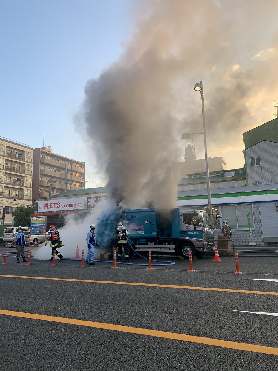 火事情報まとめ 国道1号線 大阪府大阪市城東区関目1丁目2番 ファミマ付近 ゴミ収集車の車両火災事故で渋滞の可能性11月14日 大阪 事件事故 災害速報ニュース