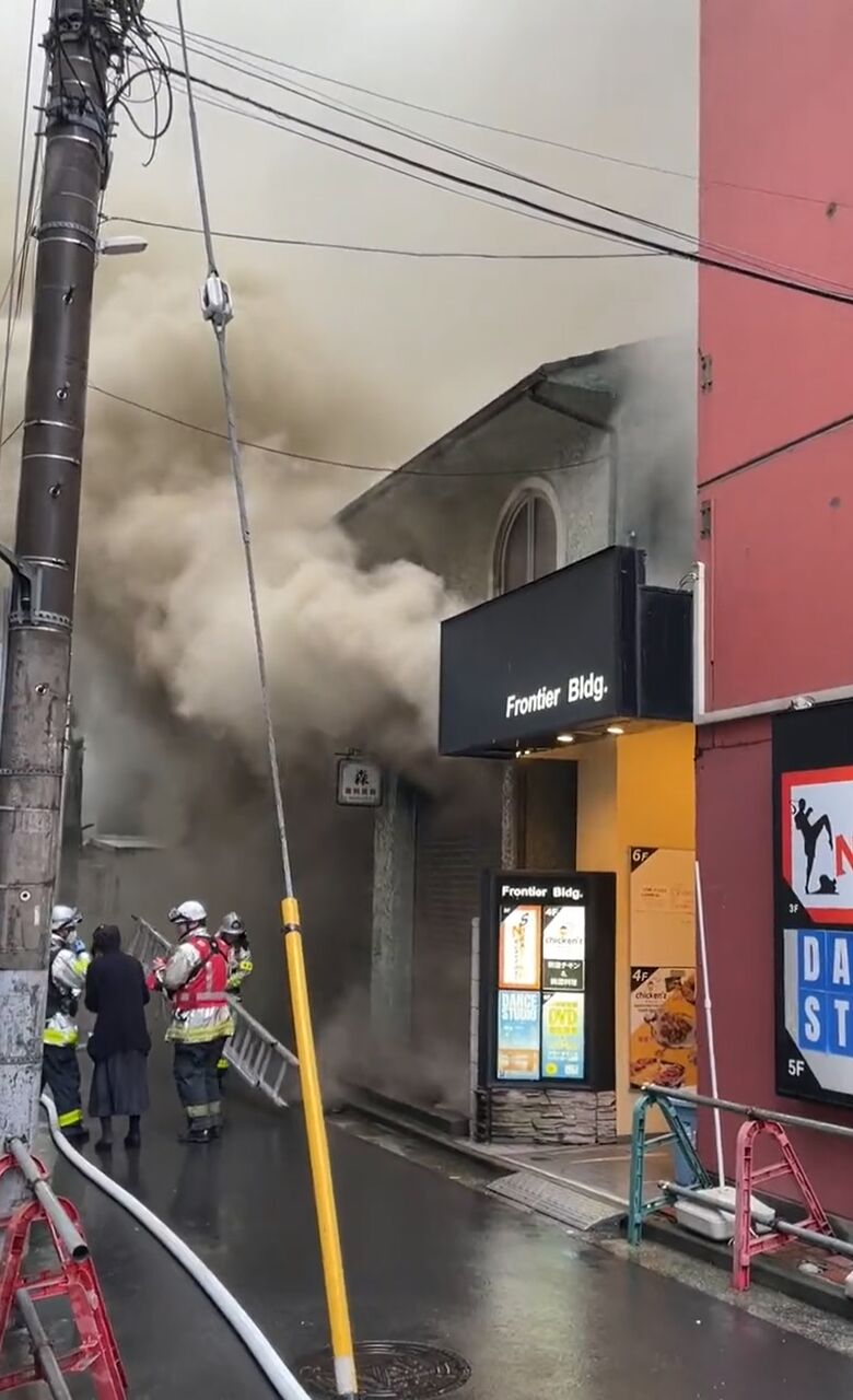【火事情報】神奈川県横浜市鶴見区鶴見中央4丁目 京急本線 京急鶴見駅東口付近 建物から激しい煙あがる火災5/20 横浜 鶴見 火災 事件事故・災害速報ニュース