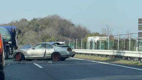 【現場の状況】#交通情報 山陽道 下り 三木東IC～三木SA付近 車線塞ぐスポーツカー事故で規制渋滞3月7日 #山陽道 #兵庫県 #三木