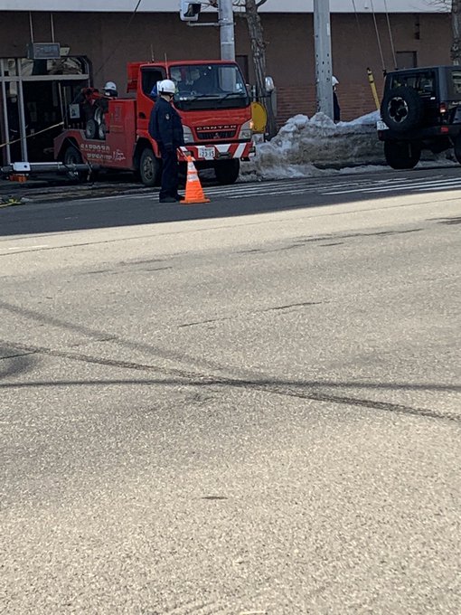 現地の様子 交通情報 北海道札幌市西区 札幌市営地下鉄東西線 二十四軒駅の入口に自動車突っ込み電柱倒す事故3月13日 札幌 事件事故 災害速報 ニュース