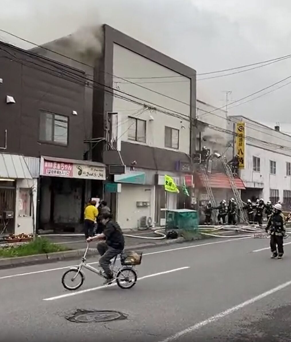 【火事情報】北海道旭川市豊岡5条2丁目 信用金庫裏側付近 建物から煙あがる火災5/22 旭川 豊岡 火災 事件事故・災害速報ニュース