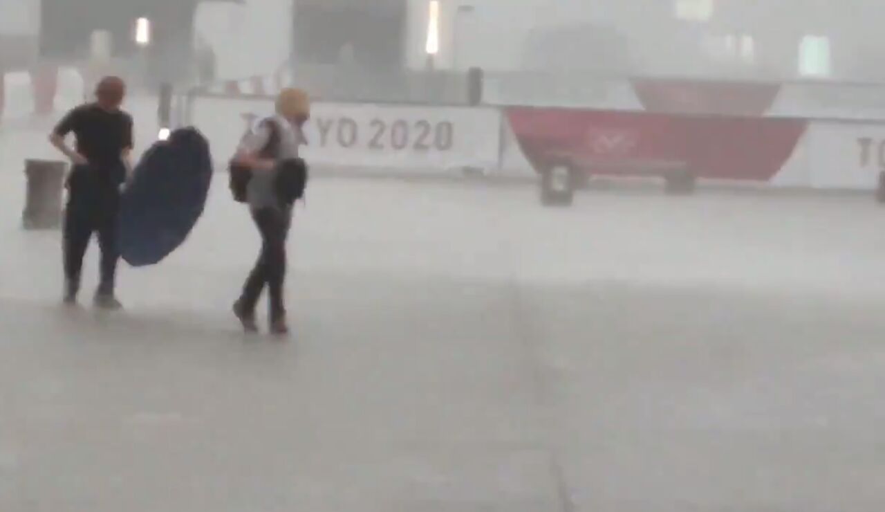 現場の様子 ゲリラ豪雨 雷雨の影響で常磐線一時停電 大雨で道路冠水浸水してる茨城県水戸市 水戸駅などの状況まとめ7 12 水戸 大雨警報 事件事故 災害速報ニュース 現場の様子 ゲリラ豪雨 雷雨の影響で常磐線一時停電 大雨で道路冠水浸水してる茨城県水戸市 水戸駅などの状況まとめ7 12 水戸 大雨警報 事件事故 災害速報ニュース