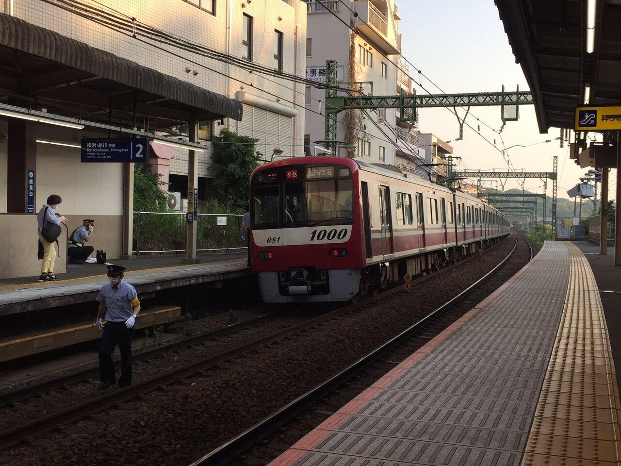 現場の状況まとめ 朝5時代から人身事故 通勤通学朝ラッシュダイヤ乱れ密注意 京急線 能見台駅で人身事故 都営浅草線など遅延6 10 京急 事件事故 災害速報ニュース