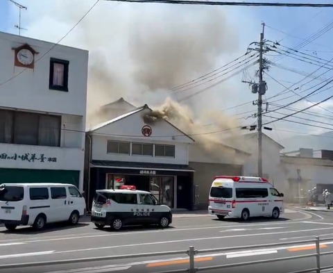 【火事情報】佐賀県小城市小城町松尾付近 和菓子店 村岡総本舗 本店近く建物から煙あがる火災5月15日 #佐賀 #小城 #火災