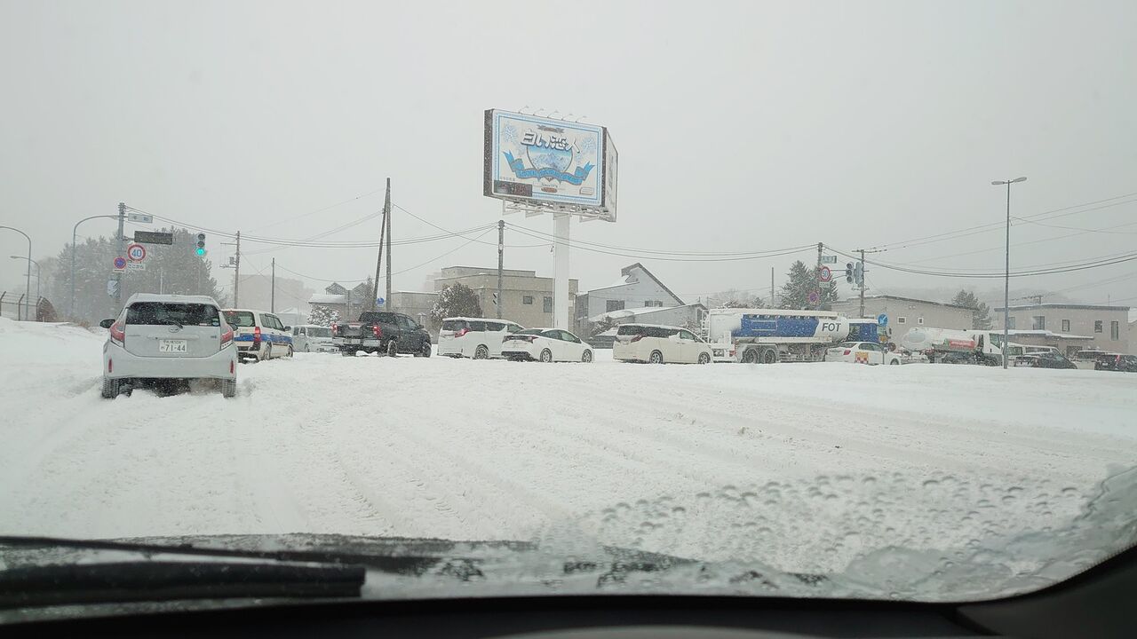 現地の様子 交通情報 国道36号 札幌市 千歳市 苫小牧市 にかけて大雪によるスタックや多重事故で渋滞 3月2日 札幌 大雪 事件事故 災害速報ニュース