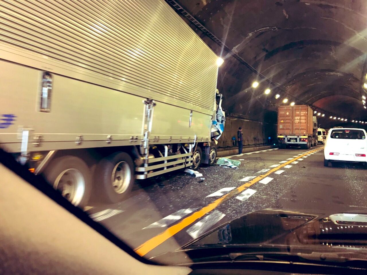 渋滞情報】阪神高速 3号神戸線 第二神明道路 月見山トンネル内 大型トラック追突大破事故で通行止め渋滞11月6日 神戸 事件事故・災害速報ニュース 渋滞情報】阪神高速 3号神戸線 第二神明道路 月見山トンネル内 大型トラック追突大破事故で通行止め渋滞11月6日 神戸 事件事故・災害速報ニュース