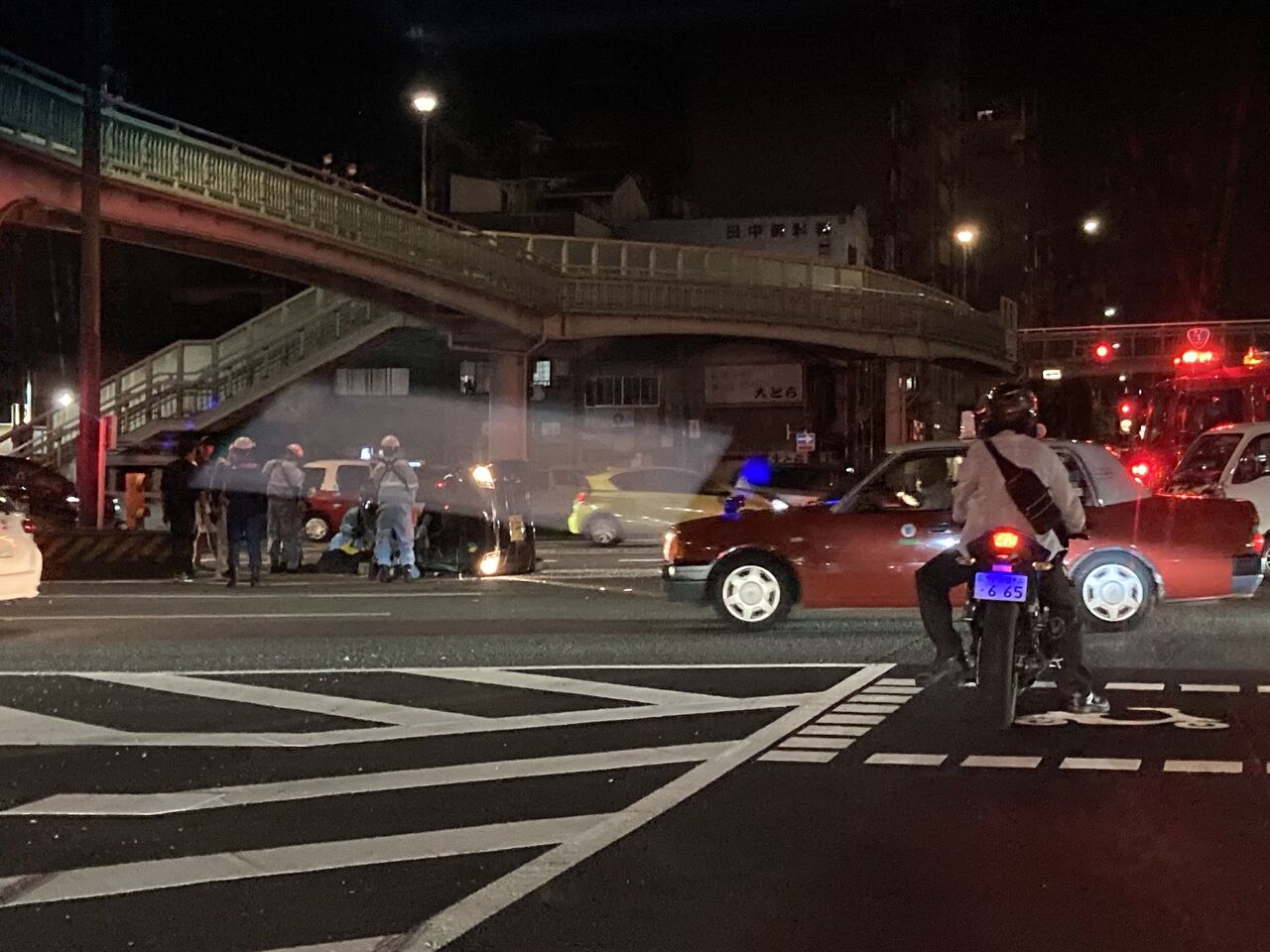 現場の様子 交通情報 京都府京都市下京区柿本町 堀川五条交差点 初心者マーク軽自動車横転事故で車線規制渋滞8 6 京都 事件事故 災害速報ニュース