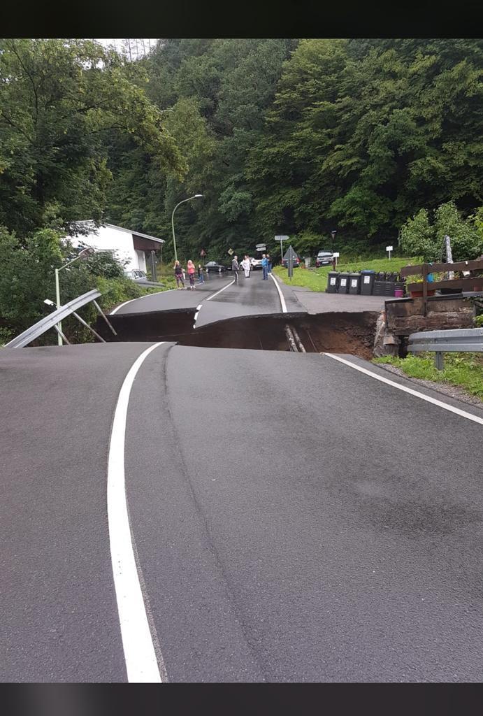 現場の様子 ドイツ 西部ラインラント プファルツ州 大雨で大洪水1300人が行方不明 現地の状況まとめ7 16 洪水 氾濫 災害 被害情報 事件事故 災害速報ニュース 現場の様子 ドイツ 西部ラインラント プファルツ州 大雨で大洪水1300人が行方不明 現地の状況まとめ7 16 洪水 氾濫 災害 被害情報 事件事故 災害速報ニュース
